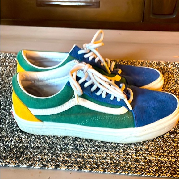 Vans - Picture 1 of 4